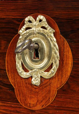 Keyhole fitting