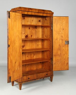 Armoire avec étagères