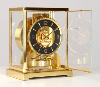 Atmos schwarzes Zifferblatt