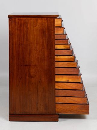 Armoire avec de nombreux tiroirs