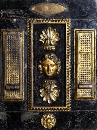 Coffre-fort avec mascaron