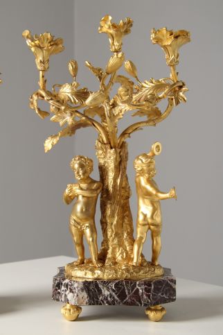 Candeliere con putti