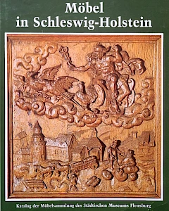 Il catalogo, riccamente illustrato, documenta la collezione di mobili storico-culturali del Museo di Flensburg, che comprende importanti pezzi singoli di artigianato artistico e mobili tipici della borghesia della Germania settentrionale e della cultura rurale.