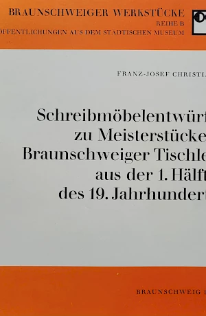 Il gran numero di capolavori originali e la loro giustapposizione con i mobili sopravvissuti consentono di trarre conclusioni fondate sulle caratteristiche stilistiche regionali, sui cambiamenti di forma e sulle transizioni dal Classicismo al Biedermeier nell