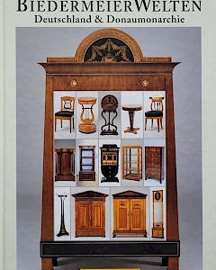 Eccellente opera di riferimento per tutti i mobili Biedermeier. Caratterizzato da linee semplici e chiare, ornamenti ridotti, modelli di impiallacciatura di alta qualità e solida lavorazione artigianale.