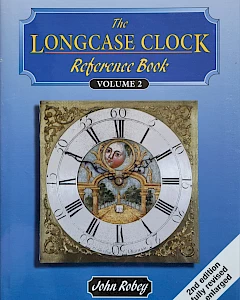 Il secondo volume di questa completa opera standard sul tema degli orologi a pendolo antichi tratta in dettaglio lo sviluppo stilistico dei quadranti e delle casse inglesi.
