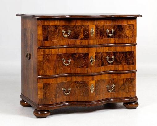 Small antique baroque chest of drawers, walnut, circa 1760, antiques - Southwest German
Walnut
Baroque circa 1760