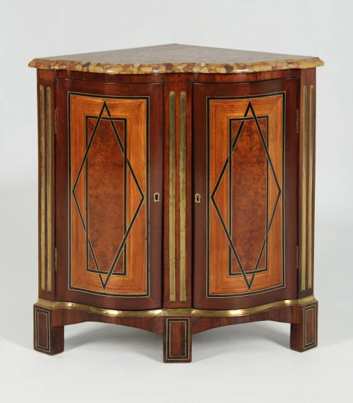 Antique corner cabinet, corner chest of drawers with marquetry, late 18th century - France
Mahogany, marble, brass
Transition around 1770