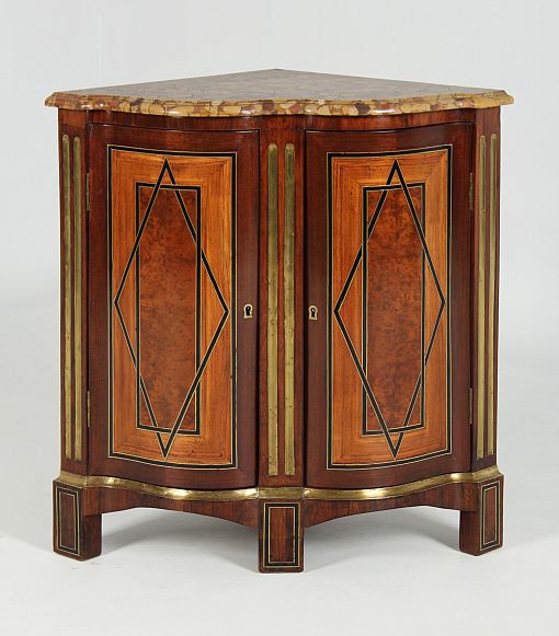 Antiker Eckschrank, Eckkommode mit Marketerie, Ende 18. Jahrhundert - Frankreich
Mahagoni, Marmor, Messing
Transition um 1770