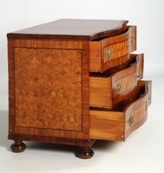 Antiques chest of drawers