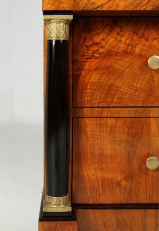 Colonne avec base et chapiteau