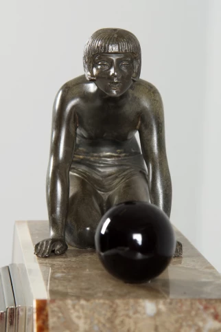 Frau mit Kugel Art Deco