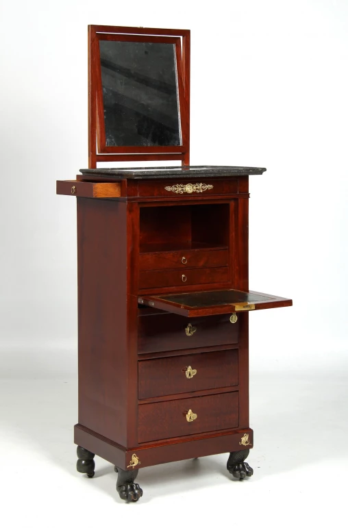 Coiffeuse antique, petit secrétaire Empire, France vers 1820 - France (Paris)
Acajou
Empire vers 1810-1820