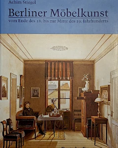 Achim Stiegel étudie le développement de Berlin en tant que centre leader de la fabrication de meubles et analyse la conception, la technique et le contexte social des ateliers berlinois. Il crée ainsi une base permettant de mieux cerner et classer les meubles berlinois d