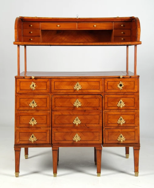 Secrétaire antique, bureau à hauteur réglable avec chaise, vers 1790 - Sud de lAllemagne
Cerisier
vers 1780