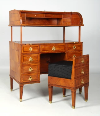 Bureau antique réglable en hauteur
