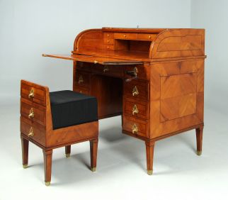 Bureau ancien avec chaise