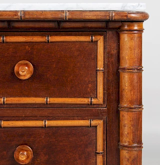 Lexotisme extrême-oriental dans lhistoricisme

Jusquà aujourdhui, les meubles sculptés et tournés imitant le bambou sont rarement représentés dans les magasins dart et dantiquités allemands. Lalliance de la précision de lartisanat dart et de lesthétique exotique fait pourtant de ces meubles un domaine de collection fascinant !