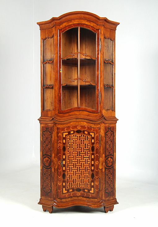 Armoire d'angle antique, vitrine, baroque, Louis XVI, vers 1770 - Sud-ouest de lAllemagne
Noyer, prunier, etc.
vers 1770