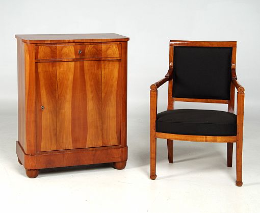 Kleine Biedermeier Kommode, Nachtschrank, Kirsche, um 1835 - Süddeutschland
Kirsche
Biedermeier um 1835