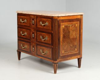 Antico cassettone con intarsio