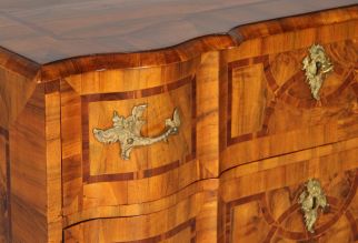 Nussbaum Kommode 18. Jahrhundert