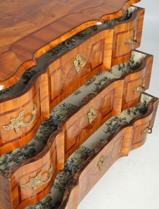 Galerie Balbach Restaurierung Schellack Kommode