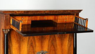 Antiker Biedermeier Sekretär mit Geheimfach, Nussbaum, Kirsche, um 1830