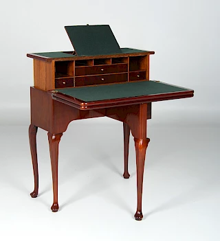 <p>Angleterre<br />
acajou, chêne<br />
deuxième moitié du 18e siècle</p>