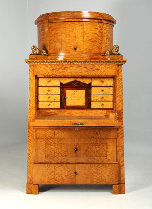 Ancien secrétaire Biedermeier, forme de cône, le bouleau, Berlin 1825 - Berlin / Brandebourg
Bouleau
Biedermeier vers 1825