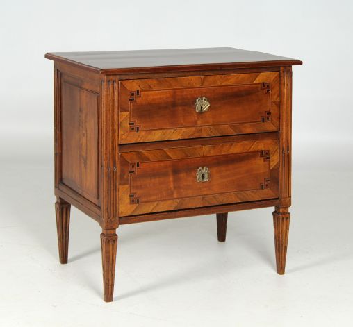 Petite commode antique, noyer, Louis XVI, fin du 18ème siècle - Sud de lAllemagne
Noyer
fin du 18e siècle