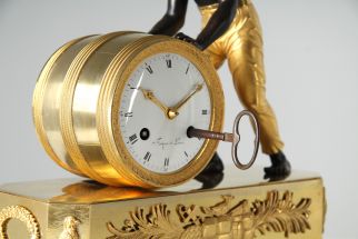Orologio antico con raffigurazione figurativa
