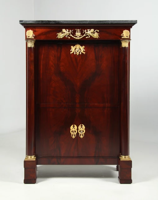 Antiker Empire Sekretär Abattant, Mahagoni, C. LEMARCHAND, circa 1810 - Paris
Mahagoni, feuervergoldete Bronze
frühes 19. Jahrhundert
