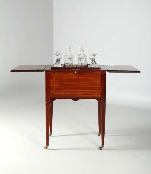 Table d'appoint antique avec bar intégré, début du 20e siècle - Angleterre
Acajou
début du 20e siècle
