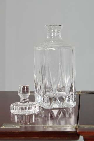 Carafe en verre pressé