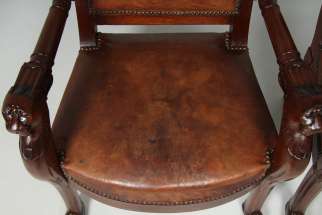 Antiker Sessel mit originalem Leder
