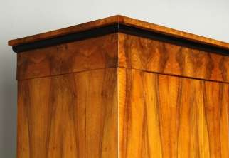 Großer Biedermeier Kleiderschrank Nussbaum um 1830