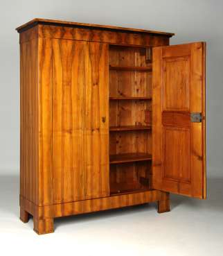 Großer Biedermeier Kleiderschrank Nussbaum um 1820