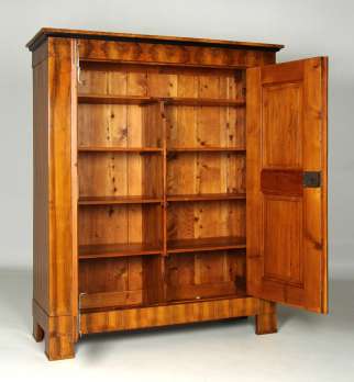Großer Biedermeier Kleiderschrank Nussbaum um 1820
