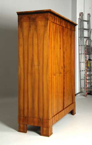 Großer Biedermeier Kleiderschrank Nussbaum um 1820