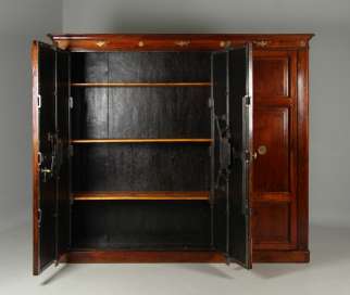 Antiker italienischer Tresorschrank