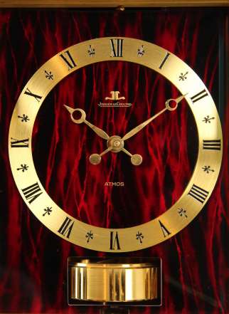 Montre Atmos à motifs flammés rouges