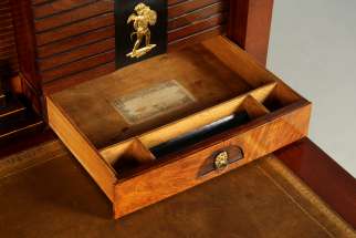 Secrétaire de style Biedermeier avec des compartiments secrets