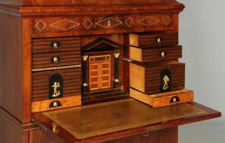 Secrétaire de style Biedermeier avec des compartiments secrets