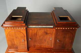 Secrétaire de style Biedermeier avec des compartiments secrets