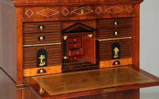 Secrétaire de style Biedermeier avec des compartiments secrets