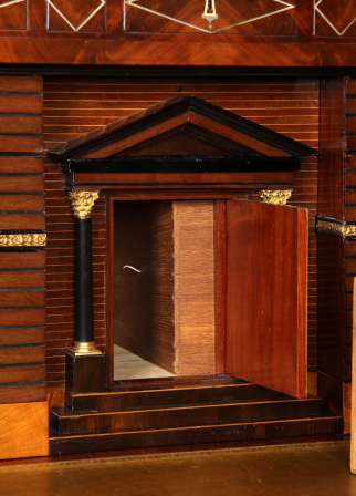 Secrétaire de style Biedermeier avec des compartiments secrets