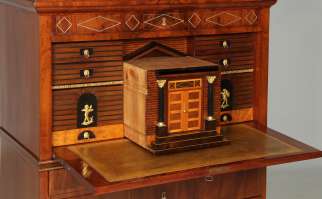 Secrétaire de style Biedermeier avec des compartiments secrets