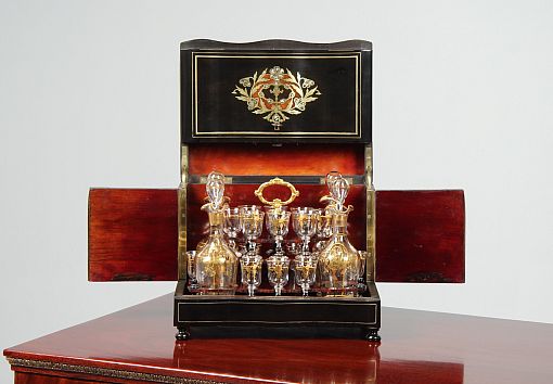 Coffret ancien, coffret à liqueur avec carafes et verres, Napoléon III - France
bois ébonisé
seconde moitié du XIXe siècle