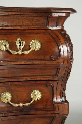 Antike französische Nussbaum Kommode 18. Jahrhundert Louis XV